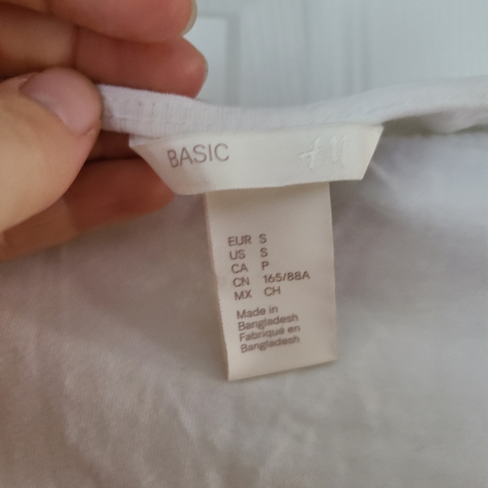 H & M basic white top - Picture 2 of 2
